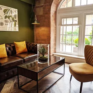 The Botanist's Hideout - Luxury Retreat With Parking Apartment